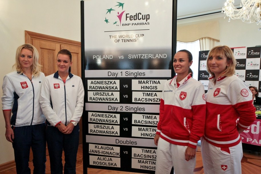 Urszula Radwańska i Agnieszka Radwańska oraz reprezentantki Szwajcarii Martina Hingis i Timea Bacsinszky /Lech Muszyński /PAP