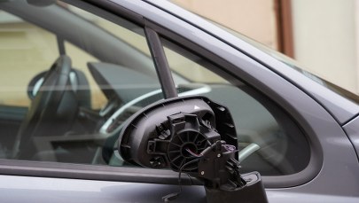 ​Urwane lusterka, porysowane karoserie. 21-latek uszkodził osiem samochodów