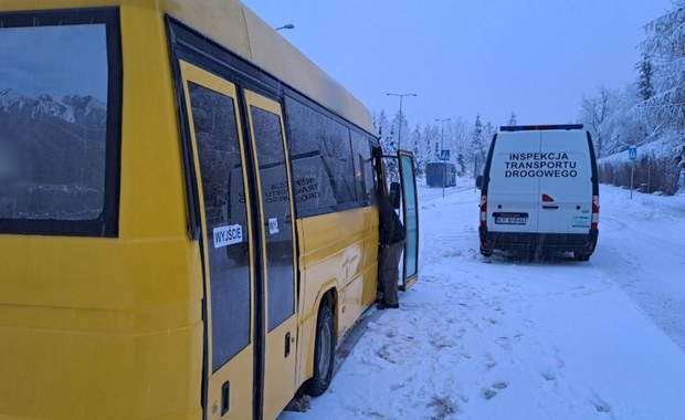 Urwany tłumik, folie zamiast szyb, niesprawne hamulce. W pojeździe 28 osób