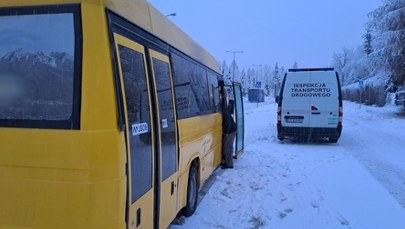 Urwany tłumik, folie zamiast szyb, niesprawne hamulce. W pojeździe 28 osób
