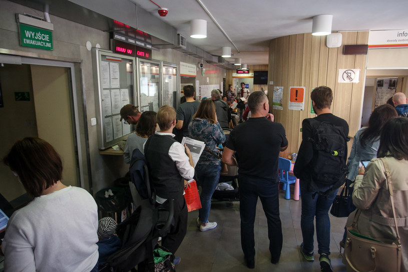 Urząd dzielnicy Mokotów. Ludzie masowo wpisują się do rejestru wyborców na czas wyborów samorządowych /Michał Dyjuk /FORUM