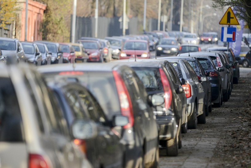 Urząd sprawdzi, dlaczego kierowcy tak dużo płacą za OC /Piotr Kamionka /Reporter