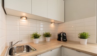 Urządzasz kuchnię? Kuchenkę i lodówkę koniecznie umieść w tym miejscu