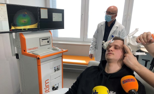 Urządzenie do mapowania mózgu pomaga lekarzom z UCK w Katowicach precyzyjniej wykonać operację