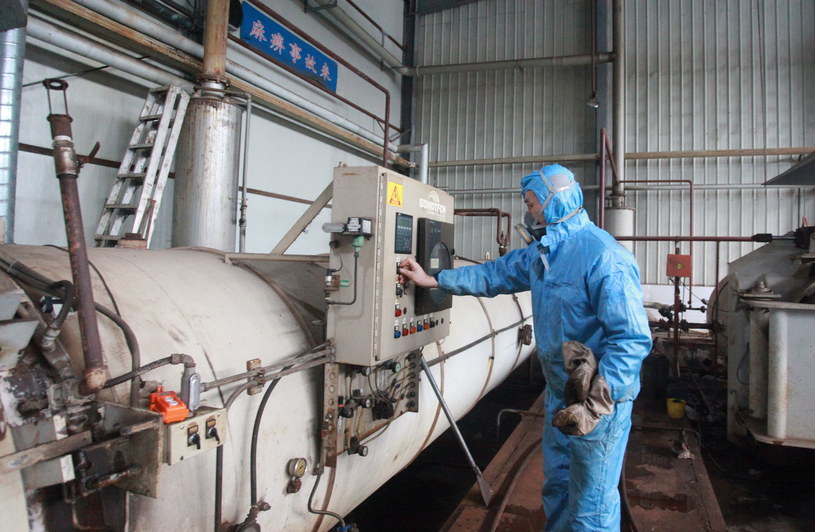Urządzenie do neutralizowania odpadów medycznych w jednym ze szpitali w Wuhan /PAP/EPA/STRINGER /PAP/EPA