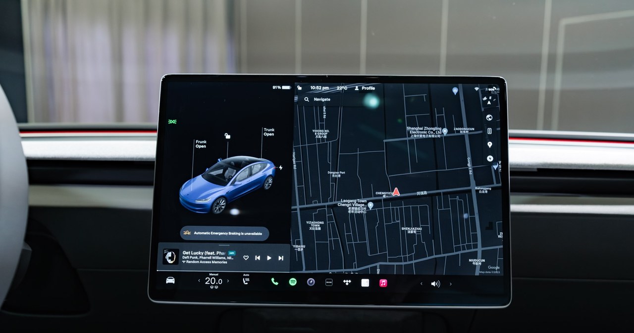 Urządzenie multimedialne w Tesli oferuje możliwość streamingu wideo (np. Netflix, Disney Plus) oraz oferuje natywne aplikacje, takie jak np. Spotify /Jan Guss-Gasiński /INTERIA.PL