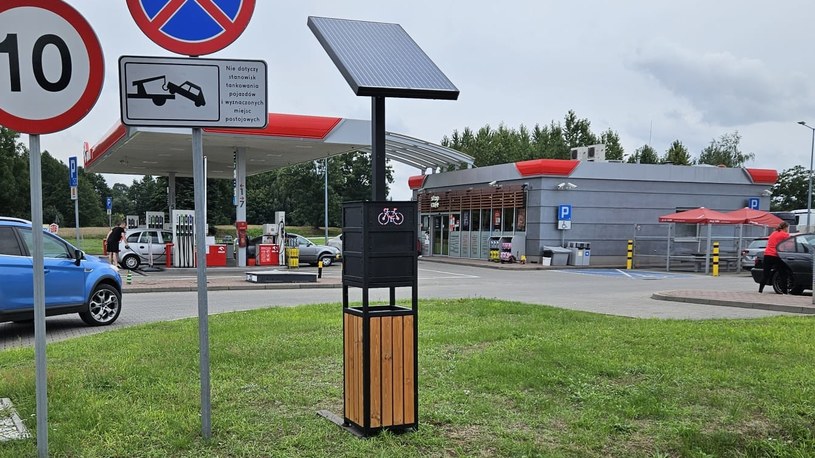 Urządzenie składa się ze specjalnego czujnika oraz sygnalizatora, który informuje osoby kierujące samochodami o zbliżających się rowerzystach i rowerzystkach. Całość jest zasilana przez panel fotowoltaiczny, a pod czujnikiem jest też mały kosz na śmieci /materiały prasowe