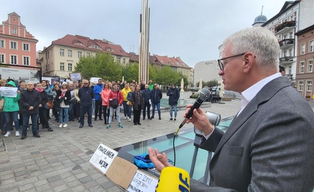 Urzędnicy poznańskiego ratusza urządzili pikietę przez magistratem. Chcą podwyżek 