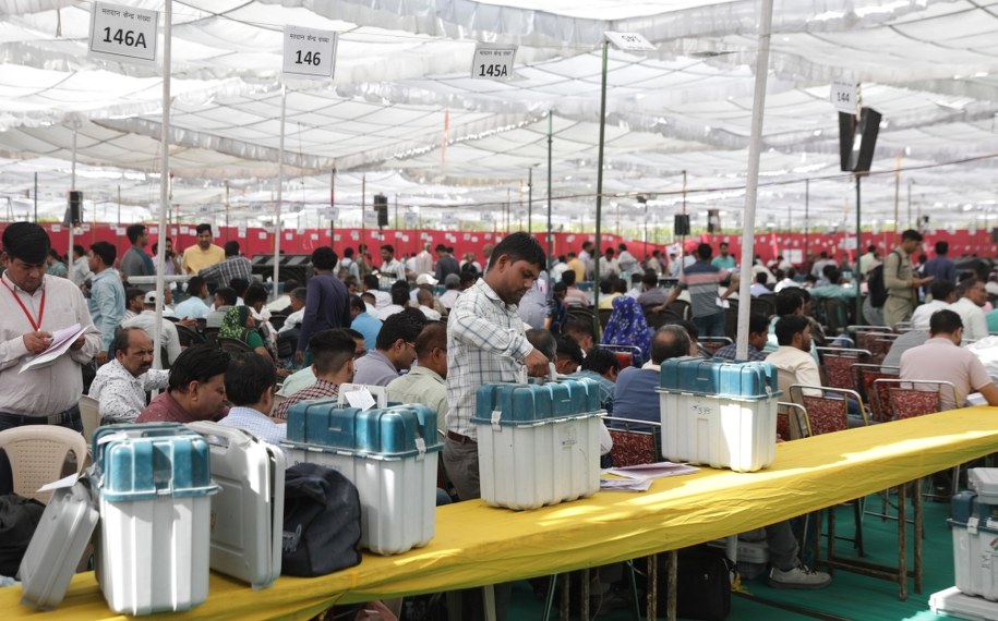 Urzędnicy z zapieczętowanymi, elektronicznymi maszynami do głosowania jeszcze wyjazdem do lokali wyborczych. Zdjęcie z Jaipur z 18 kwietnia 2024 roku. /RAJAT GUPTA    /PAP/EPA