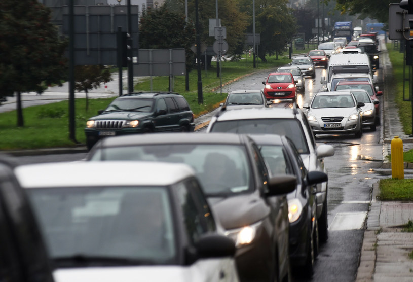 Urzędnicy zakładają, że z Krakowa zniknie około 100 tys. samochodów, które poruszają się po nim dziś /Marek Lasyk  /Reporter