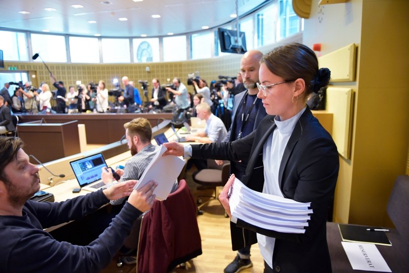Urzędniczka przekazuje dziennikarzom wyrok sztokholmskiego sądu /AFP