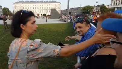 Urzędniczka spoliczkowała kobietę skandującą: "Konstytucja!". Sprawa trafi do sądu