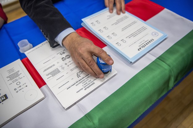 Urzędnik w lokalu wyborczym w Budapeszcie stemplujący karty do głosowania. /ZOLTAN BALOGH /PAP/EPA