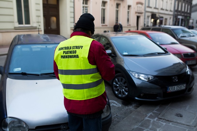 Urzędnikom z konsultacji zapewne wyjdzie, że za parkowanie trzeba płacić więcej, a strefa będzie większa /FOT. ANDRZEJ BANAS / POLSKA PRESS /East News