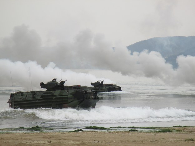 US Marines w czasie lądowania na plaży na manewrach Ssan Yong 2014 w Południowej Korei. Fot. Serwis prasowy Marines /&nbsp