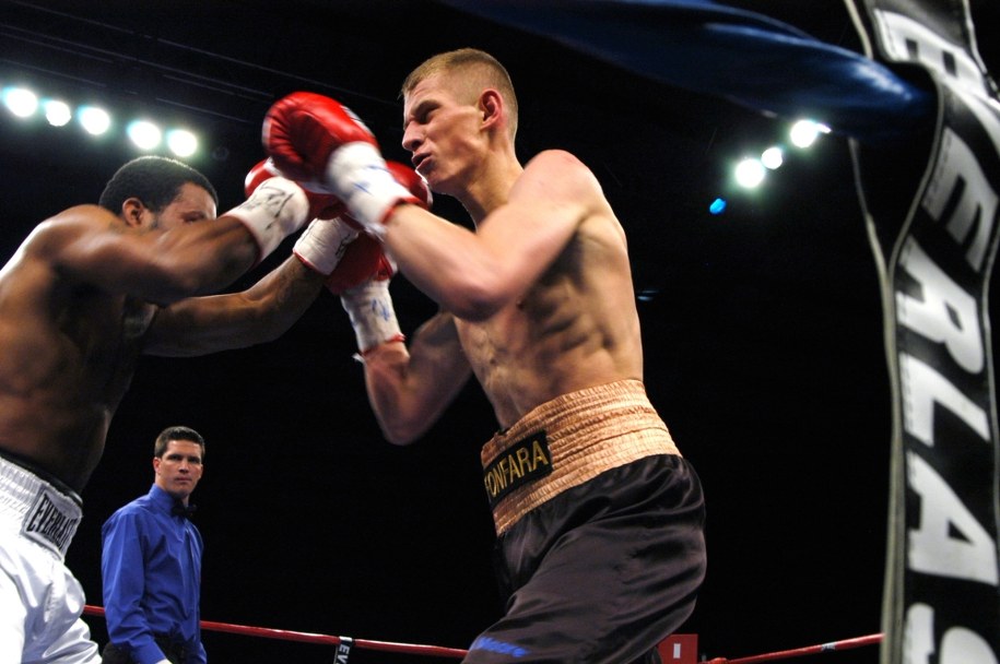 USA, 2006. Andrzej Fonfara (po prawej) w walce z Amerykaninem G. Walkerem /Piotr Batorowicz /PAP