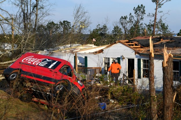 USA: 23 osoby nie żyją po przejściu tornad w Alabamie /JOHN AMIS /PAP/EPA