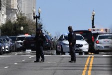 ​USA: Atak na Kapitolu. Samochód staranował policjantów