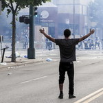 USA: Butelki i kamienie rzucane w policję. Drugi dzień zamieszek po śmierci Afroamerykanina z rąk policji [FILM Z INTERWENCJI]