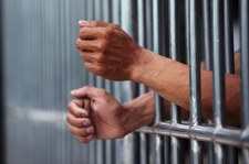 USA: Co najmniej 20 proc. więźniów zakaziło się koronawirusem