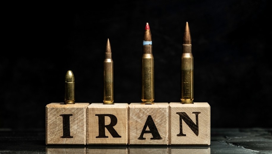 USA ewakuują część personelu ambasady w Izraelu. Rosną obawy przed konfliktem z Iranem /Shutterstock