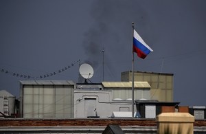 USA: Gryzący czarny dym z komina konsulatu Rosji w San Francisco