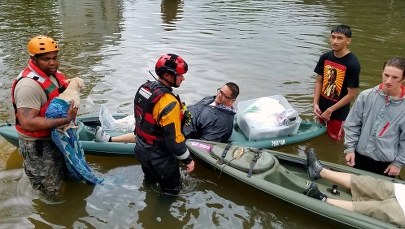 USA: ​Na południe od Houston woda przerwała wały. Zarządzono natychmiastową ewakuację