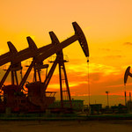 USA oskarżają OPEC+. Ograniczenie wydobycia podbija ceny ropy, a to na rękę Moskwie