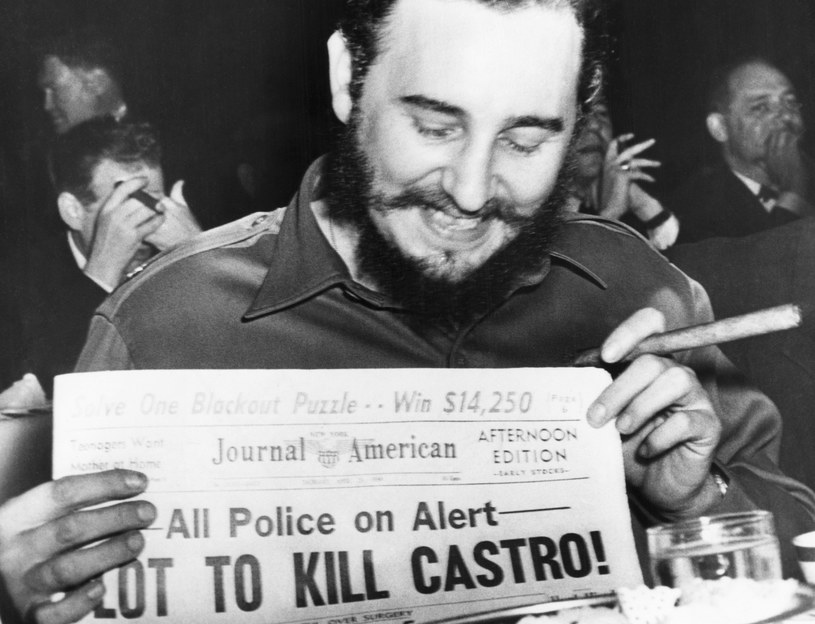 USA ponoć kilka razy próbowało zabić Fidela Castro. Za każdym razem udało mu się uniknąć śmierci. Na zdjęciu: kubański dyktaktor czytający o nieudanym zamachu w 1959 roku /Getty Images