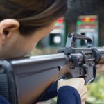 USA: Producenci dachów oferują... bezpłatne karabiny. Niektórzy grożą im śmiercią