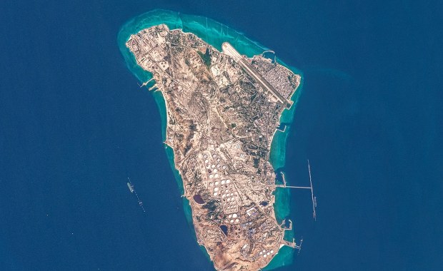 USA rozważa atak, Iran minuje teren. Wyspa Chark zmienia się w twierdzę