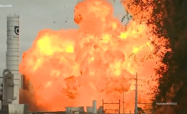USA: Seria potężnych eksplozji w rafinerii. 60 tys. osób ewakuowanych