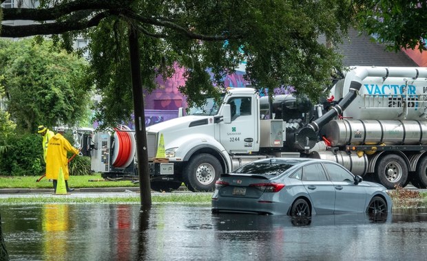 USA: Setki uwięzionych w zalanych domach, pięć osób nie żyje