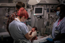 USA: Szpital w stanie Nowy Jork wstrzymuje odbieranie porodów, bo personel nie chciał się szczepić