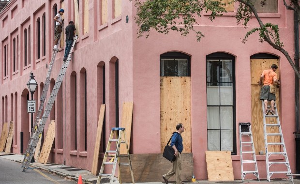 USA szykują się na nadejście Matthew. Ludzie robią zapasy, gubernator apeluje: "Wyjeżdżajcie!"