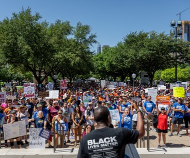USA: Tysiące osób demonstrowało poparcie zaostrzenia prawa do posiadania broni palnej