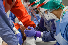 USA: Więcej zgonów na koronawirusa niż w 2020 roku. Media prognozują 