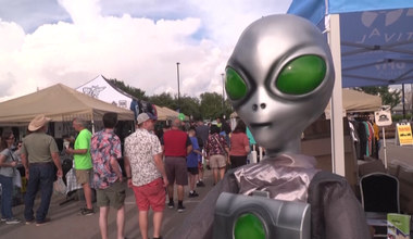 USA: Wyznawcy UFO przybyli na festiwal w Roswell. Tydzień wcześniej ukazał się raport Kongresu dot. latających spodków 