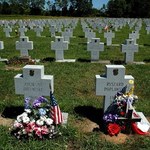 USA: Zakaz palenia zniczy i stawiania kwiatów na grobach