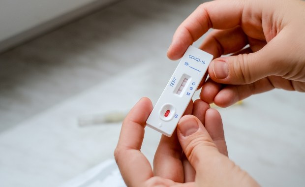 USA znoszą obowiązek testów na Covid-19 dla podróżnych z zagranicy