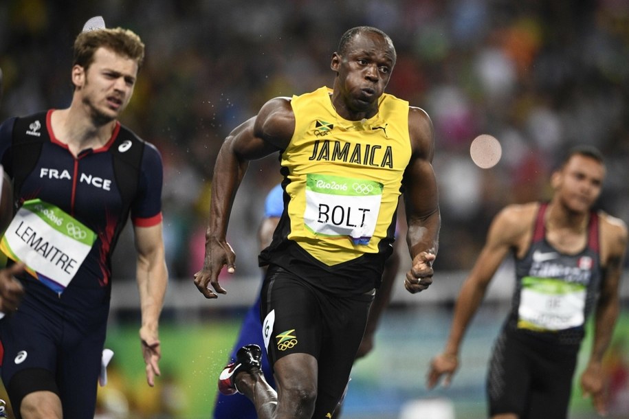 Usain Bolt i Christophe Lemaitre w trakcie biegu na 200 m na Olimpiadzie w Rio /MARTIN BUREAU /AFP/EAST NEWS