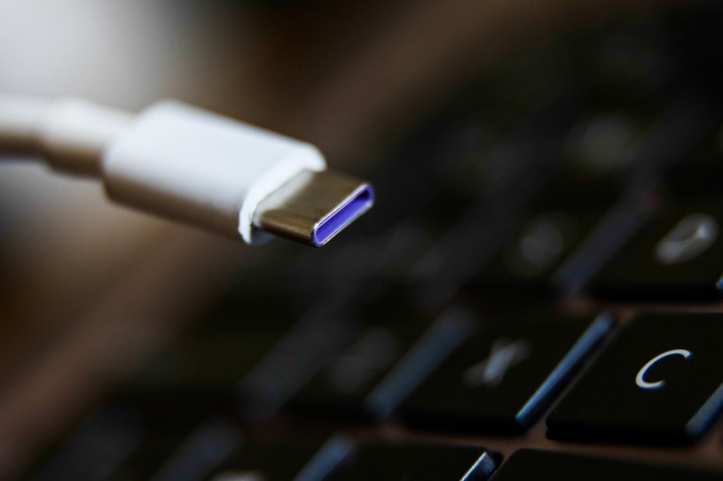 USB-C nowym standardem ładowarek w UE /Jakub Porzycki/NurPhoto via Getty Images /Getty Images