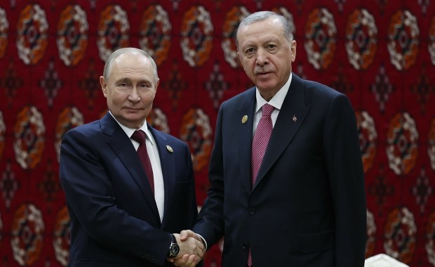 Uścisk dłoni z Putinem i słowa o Ukrainie. Erdogan czuje szanse na pokój