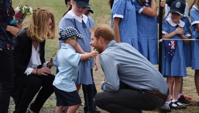 Uściskał Meghan, Harry’emu wytargał brodę. 5-latek z zespołem Downa skradł serca książęcej pary