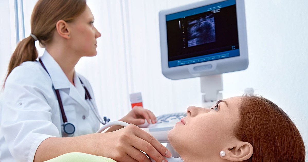 USG tarczycy pozwala ocenić strukturę tarczycy i wykryć niepokojące guzki /123RF/PICSEL