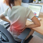 Usiądź i wypchnij prawe kolano. "Salsa na siedząco" koi zbolały kręgosłup