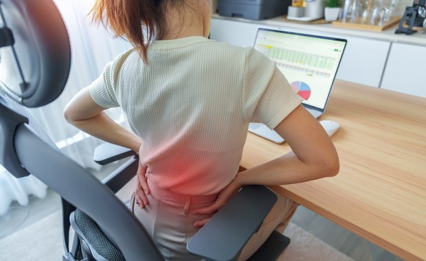 Usiądź i wypchnij prawe kolano. "Salsa na siedząco" koi zbolały kręgosłup