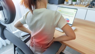 Usiądź i wypchnij prawe kolano. "Salsa na siedząco" koi zbolały kręgosłup