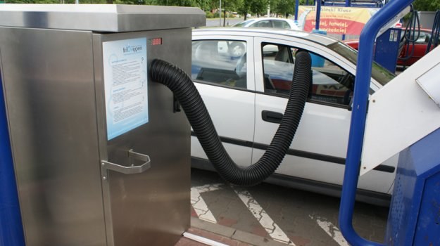 Usługa samodzielnego ozonowania wnętrza samochodu polega na skorzystaniu ze specjalnego urządzenia, przypominającego nieco odkurzacze spotykane na stacjach benzynowych. /Motor