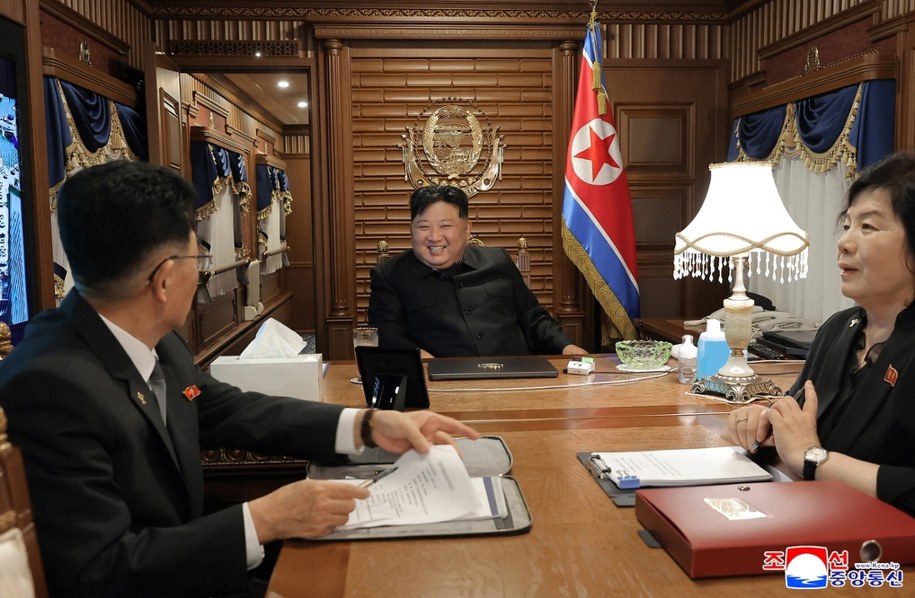 Uśmiechnięty dyktator w swoim pociągowym biurze /KCNA /PAP/EPA